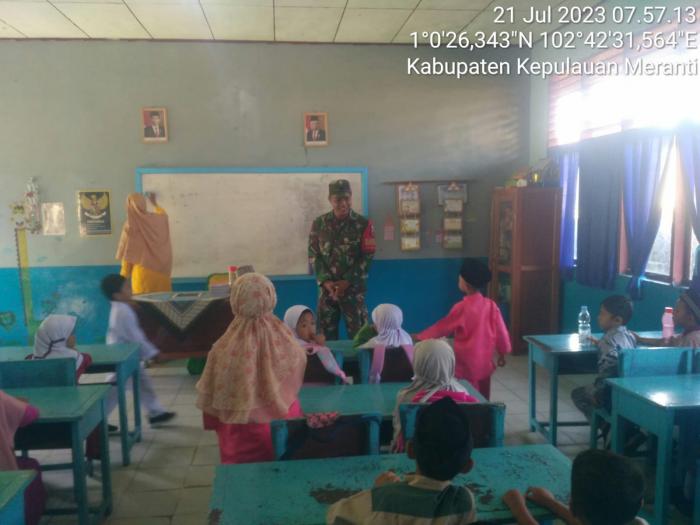 Babinsa Sertu Rudianto R Lakukan Komsos Dengan Siswa-siswi SDN 03 Selatpanjang