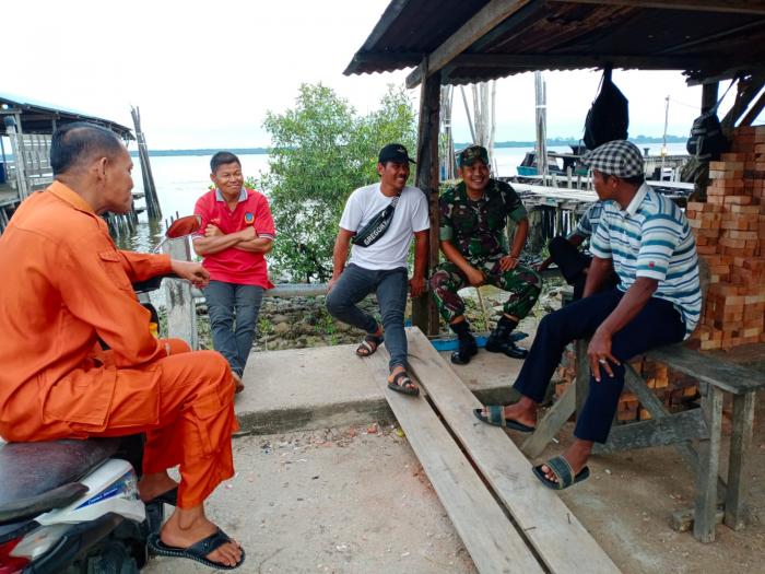 Babinsa Serda Zulkarnain Harahap Laksanakan Komsos di Pelabuhan Tanjung Harapan