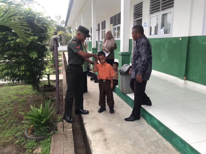 Babinsa Pratu Angga Pebrihadi Sosialisasikan Tentang Pancasila kepada Siswa SDN 19 Alah Air