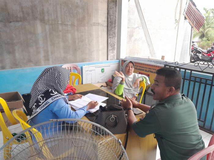 Babinsa Serma Sumardi Bersama Ibu-Ibu PKK Sosialisasikan Posyandu
