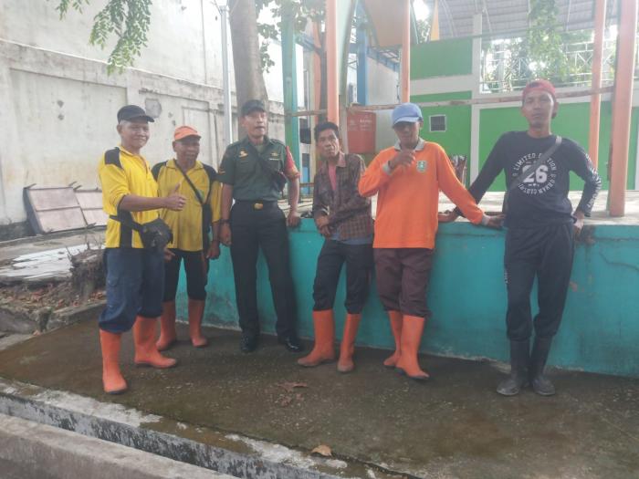 Babinsa Koramil 02/Tebing Tinggi Serda Suprayetno Komsos Bersama Masyarakat di Desa Mengkikip