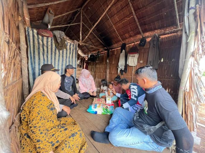Giat Sobat, AKBP Andi Yul Kunjungi dan Bantu Balita Stunting di Desa Pulau Terluar