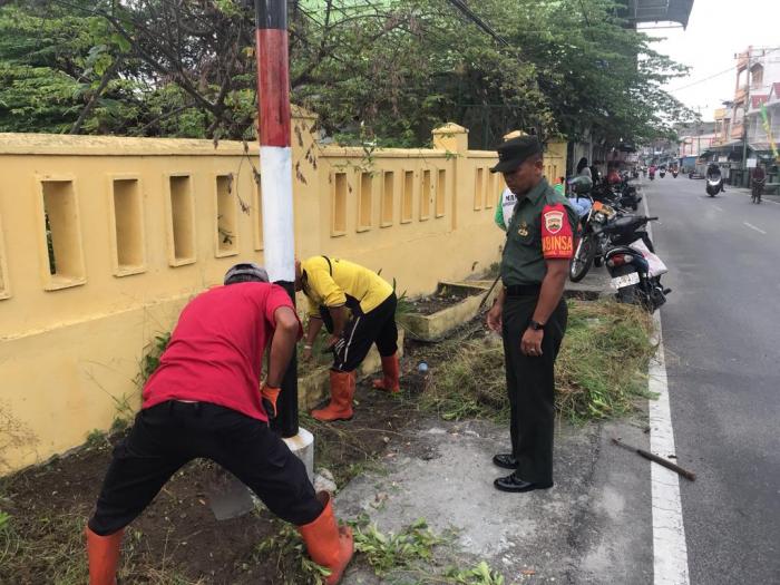 Babinsa Koramil 02/Tebing Tinggi Serda Darwono Sihotang Lakukan Komsos dengan Masyarakat