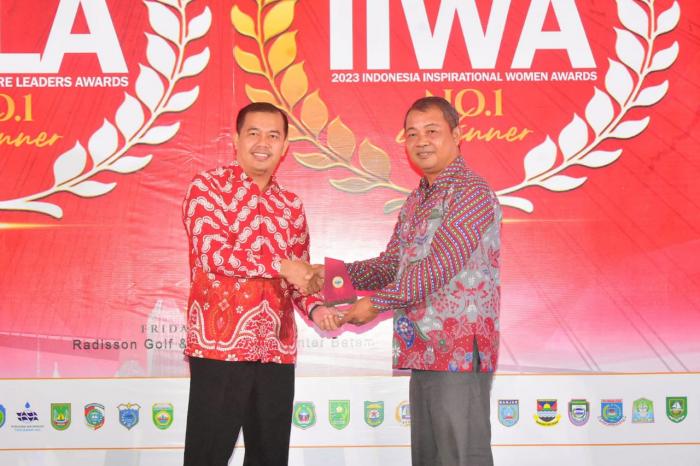 Bupati Bengkalis Terima Penghargaan IIWA 2023