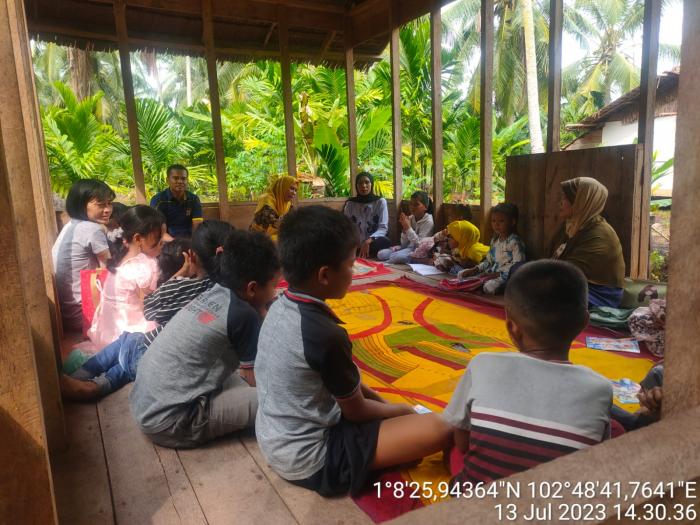 Bhabinkamtibmas Pulau Terluar di Meranti ini Bantu Ajarkan Anak-anak KAT