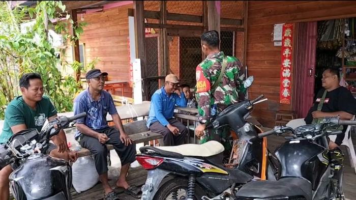 Lakukan Komsos, Babinsa Sertu M Amry Ajak Masyarakat Bersama Cegah Karhutla