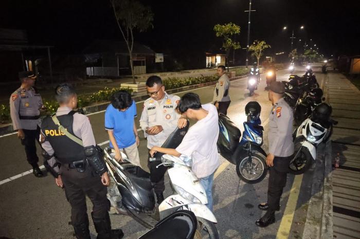Patroli Rutin Akhir Pekan, Polisi Amankan sejumlah Pemuda dan Sepeda Motor