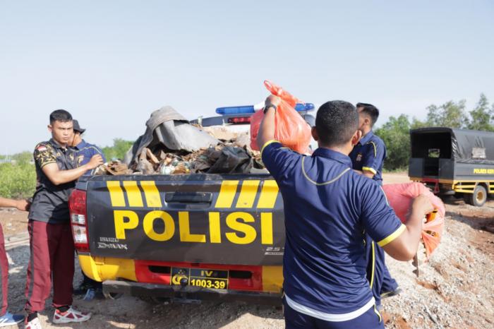 Peduli Lingkungan, Polres Meranti bersama Stakeholder dan Masyarakat Gelar Gotong Royong Serantak