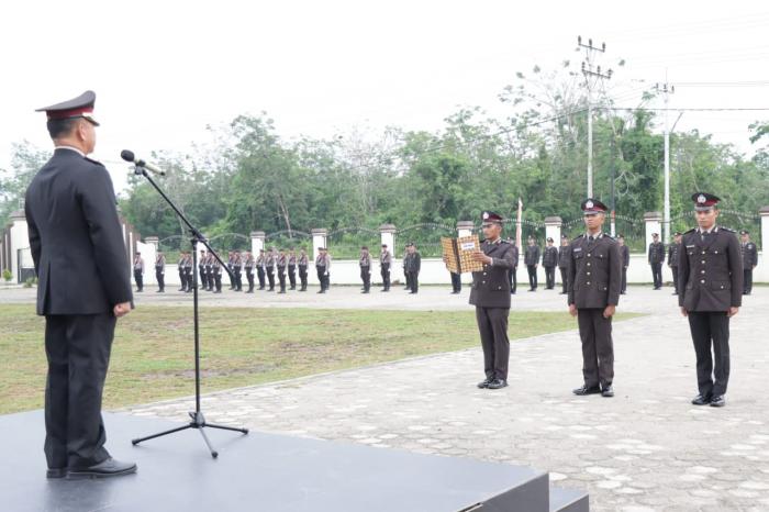 Pimpin Upacara HUT RI ke-78, Wakapolres Meranti Ajak Personel Teladani Semangat Pahlawan dalam Bertugas