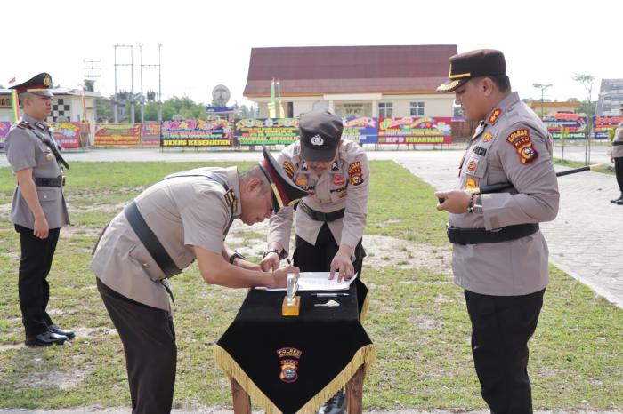 Pimpin Sertijab sejumlah Pejabat Utama dan Perwira, Kapolres : Perkuat Sinergitas untuk Pelayanan Terbaik kepada Masyarakat