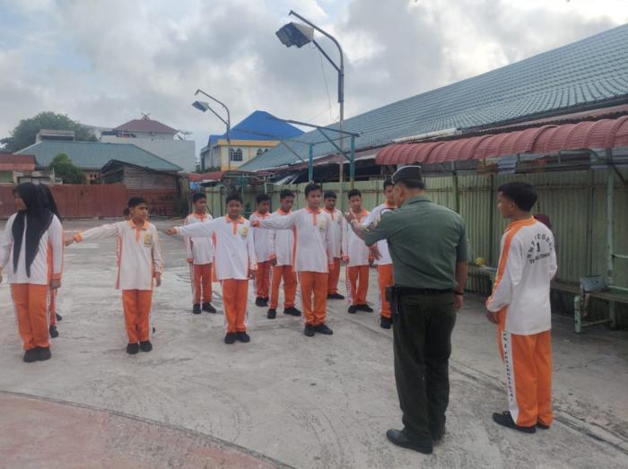 Babinsa Masuk Sekolah, Serda Herman Saputra Lakukan Komsos Dengan Siswa SMPN 01 Nipah Sendanu