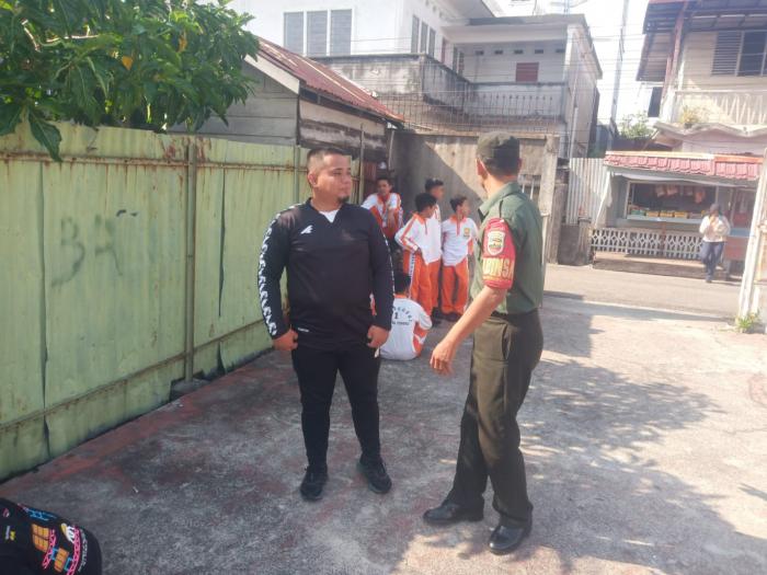 Babinsa Serda Prayitno Kunjungi Siswa-siswi SMP 2 Desa Mengkikip