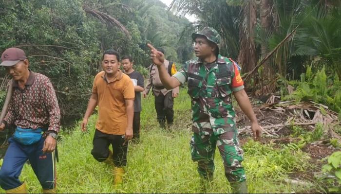 Cegah Karhutla, Babinsa Serda Irfan Sulaiman Bersama Masyarakat Lakukan Patroli