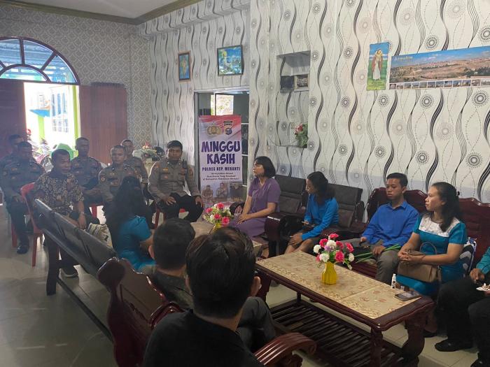 Minggu Kasih, Personel Polres Meranti Kunjungi Pendeta dan Jemaat GPdI Tiberias Selatpanjang