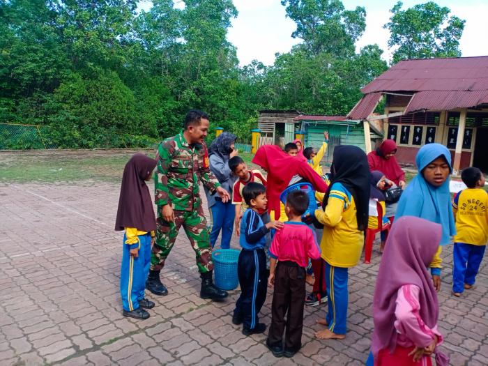 Babinsa Serda Zulkarnain Harahap Kunjungi Siswa-siswi SD 24 Selatpanjang