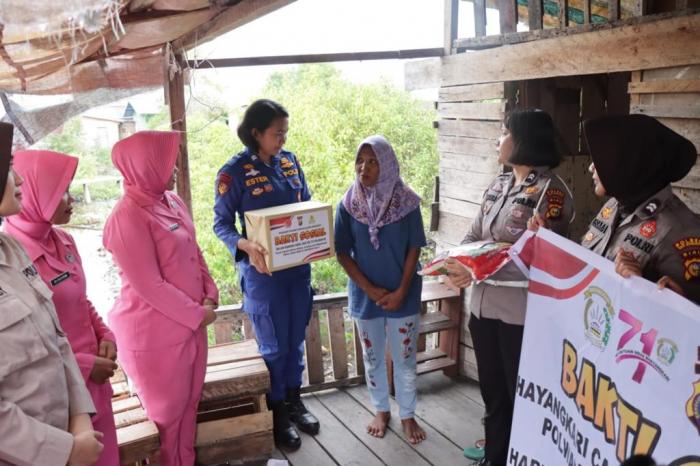 Polres Meranti dan Bhayangkari Bantu Ringankan Beban Ekonomi Keluarga anak Stunting dan Kaum Dhuafa