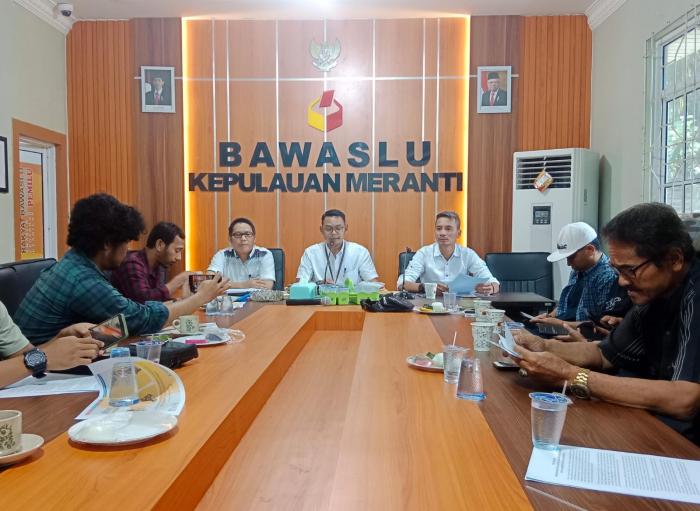 Kembali Nakhodai Ketua Bawaslu Kepulauan Meranti, Syamsurizal Gelar Konferensi Pers Soal DCS