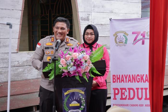Kapolres dan Ketua Bhayangkari Letak Batu Pertama Pembangunan MCK dan Renovasi Musholla Al Barkah Alahair