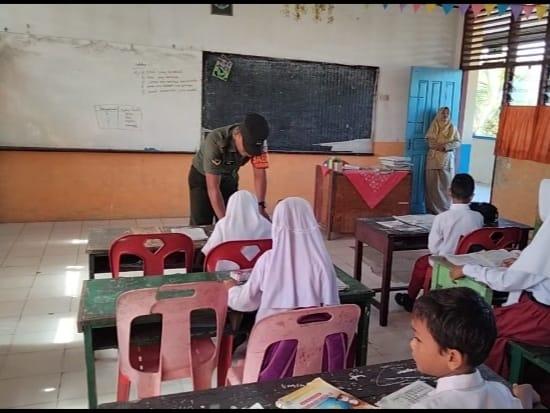 Babinsa Serda Lasidi Kunjungi Siswa-siswi di Sekolah SDN 24 Tebing Tinggi