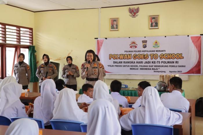 Police Go To School, Polwan Polres Meranti  Edukasi Siswa Soal Bijak Bermedsos