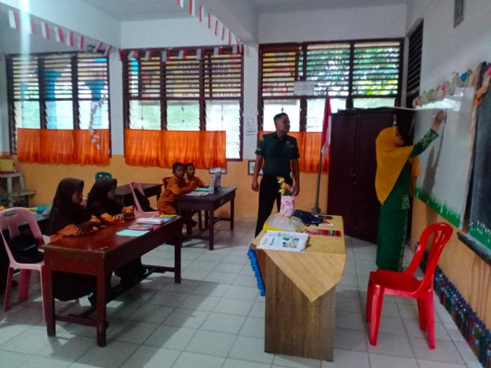 Babinsa Serda Zulkarnain Harahap Temui Siswa-siswi SDN 24 Selatpanjang