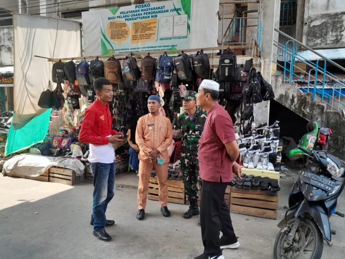Babinsa Serma Sumardi Lakukan Komsos Dengan Masyarakat di Kelurahan Selatpanjang Barat