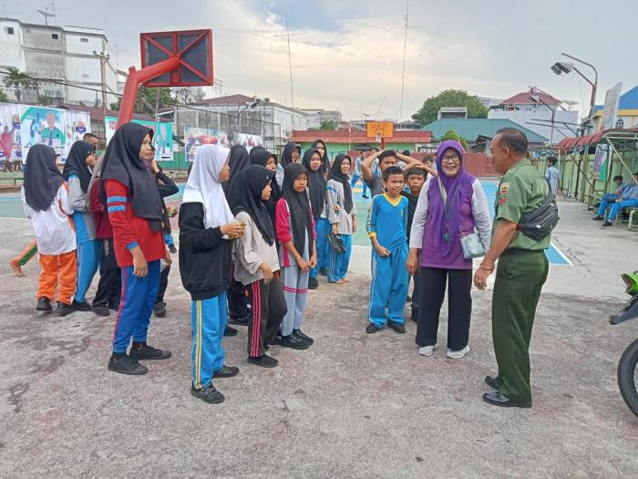 Babinsa Koptu Muherli Kunjungi Siswa-siswi di SMPN 1 Selatpanjang