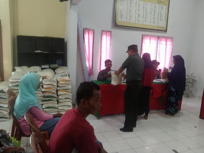 Babinsa Serka Ernala Sembiring Dampingi Penyaluran Bantuan Kepada Masyarakat