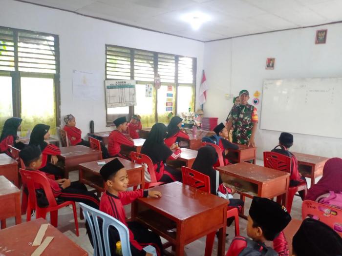 Babinsa Sertu Pardin Paramai Kunjungi Siswa-siswi SDN Pertama Desa Banglas