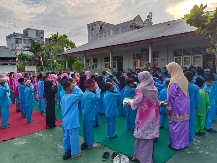 Babinsa Serda FS Sihotang Lakukan Komsos Dengan Siswa-siswi di SDN 011 Selatpanjang