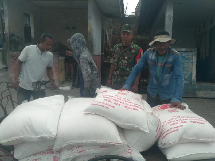 Babinsa Sertu Rudi R Lakukan Komsos Dengan Buruh