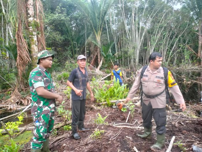 Babinsa Serda Irvan Sulaiman Bersama Bhabinkamtibmas dan Masyarakat Patroli Cegah Karhutla