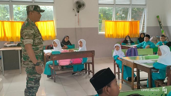 Kunjungi SDN 02 Selatpanjang, Babinsa Serda Eka Rapis Sosialisasikan Wawasan Kebangsaan ke Siswa