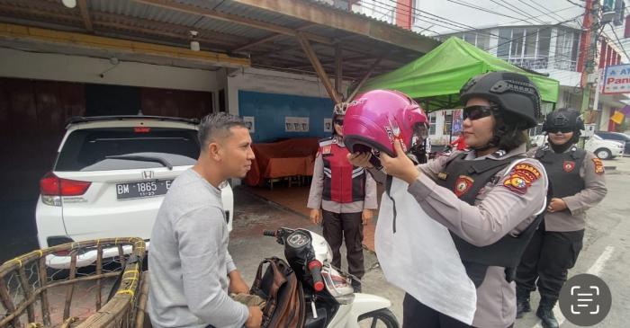 Polwan Polres Meranti Patroli Sambil Bagikan Helm Gratis dan Sambangi Pedagang UMKM