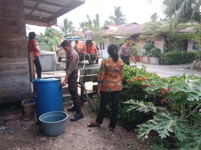 Personel Satsamapta Polres Meranti Bantu Suplai Air Bersih kepada Warga Terdampak Kemarau