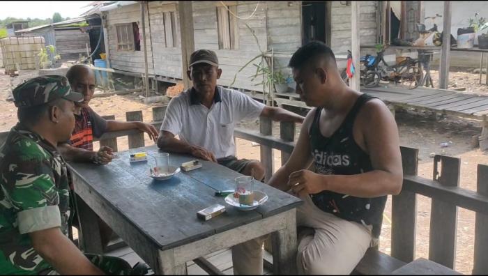 Melalui Komsos, Babinsa Serda Irvan Sulaiman Tanamkan Nilai-nilai Pancasila pada Masyarakat