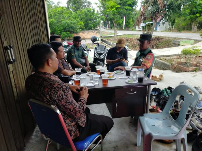 Babinsa Serma Safi'i Lakukan Komsos Dengan Warga di Desa Alai