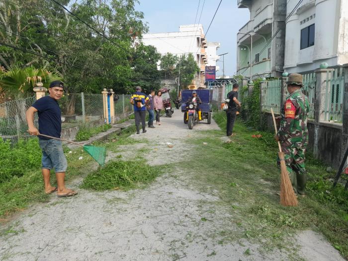 Ciptakan Lingkungan Bersih, Babinsa Serma Sumardi Ajak Warga Gotong Royong