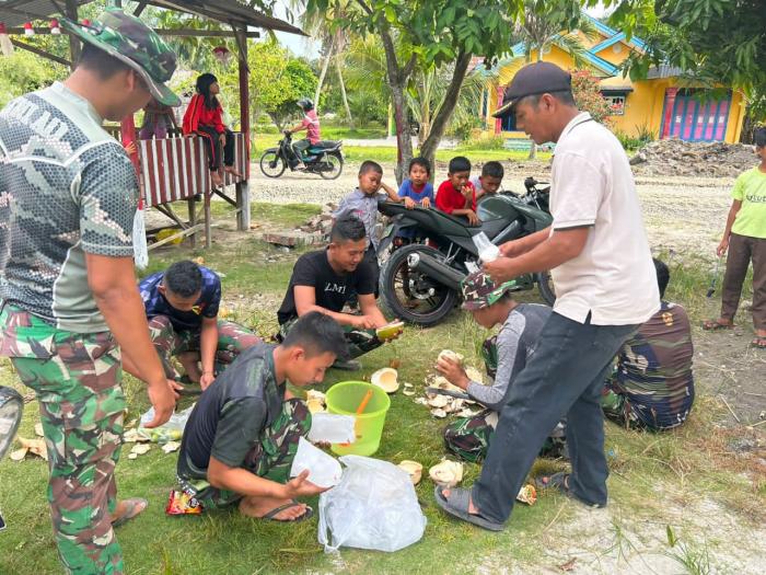 Waktu Istirahat Kerja, Satgas TMMD Bercengkrama Dengan Anak-anak