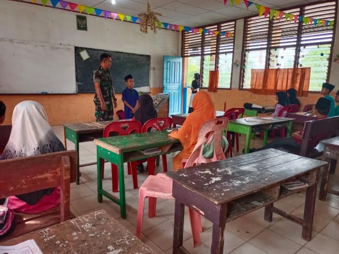 Babinsa Serda Amsyaya Kunjungi Siswa SDN 01 Desa Insit 