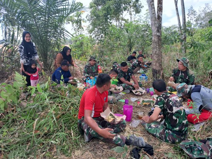 Baiknya Bu Riska, Antarkan Makan Siang ke Lokasi Kerja Satgas TMMD Bengkalis