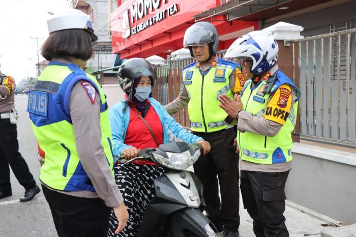 Ops Zebra Lancang Kuning, Kapolres Meranti Pantau Langsung Arus Lalin dan Edukasi Pengguna Jalan