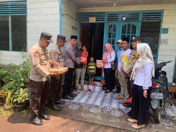 Sobat Kamis Barokah Polsek Merbau Bantu Asupan Gizi Dua Balita Stunting 