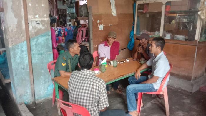 Babinsa Serka A Harianja Lakukan Komsos Dengan Warga di Selatpanjang Barat