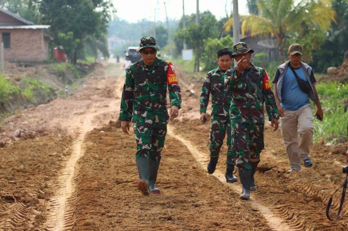 Dansatgas TMMD Bengkalis Tinjau Pekerjaan di Desa Sebangar 