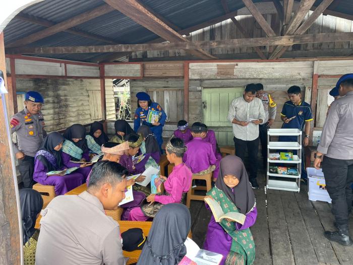 Satpolairud dan Polsek Rangsang Barat Tingkatkan Budaya Literasi Anak Pesisir Lewat Perpustakaan Apung