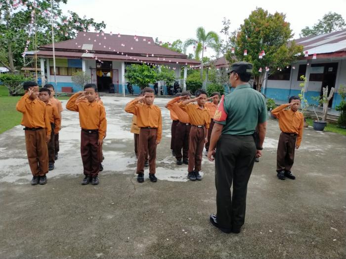 Babinsa Serma Safi'i Kunjungi Siswa-siswi SDN 02 Desa Alai