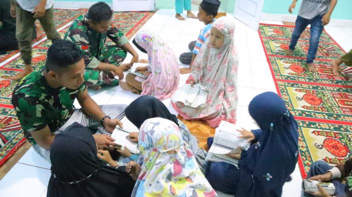 Malam Hari, Satgas TMMD Bengkalis Ajarkan Anak-anak Boncah Mahang Mengaji