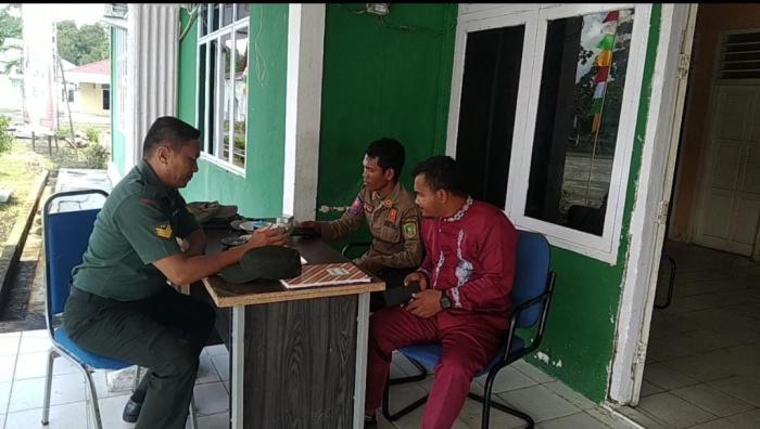 Babinsa Serka Ernala Komsos Dengan Perangkat Kantor Camat Rangsang Barat