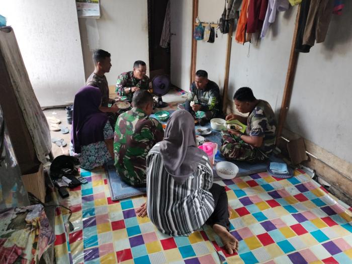 Wujud Syukur Rumahnya Dibedah, Nurhayati Sajikan Makan Siang untuk Satgas TMMD Bengkalis